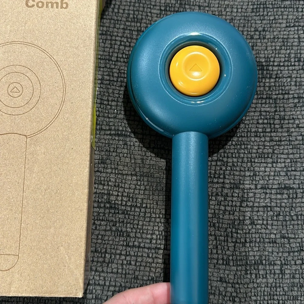 NWT hamburger comb for dog/cats. Curved style brush can grasp hair. Press button